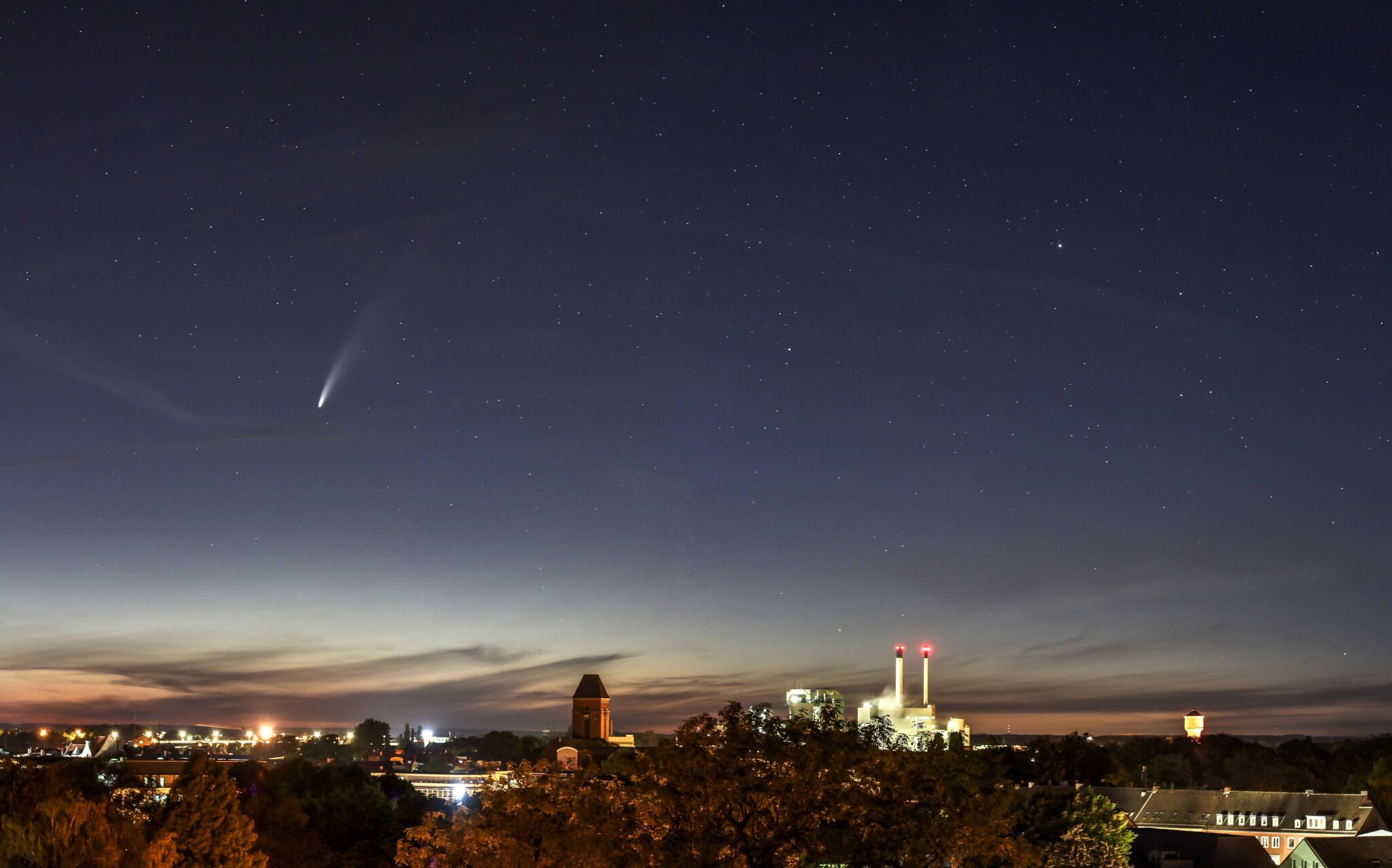 Adventskalender 2021 - Komet NEOWISE über Neumünster, fotografiert von Marco Ludwig